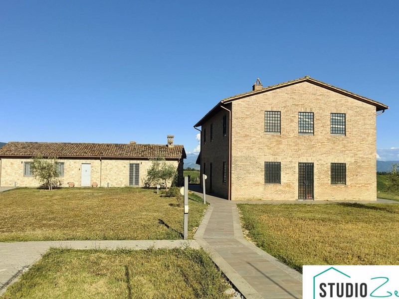 Rustico in Vendita a Amelia, 340'000€, 289 m²