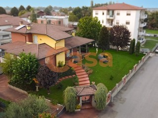 Villa in Vendita a Cadeo, 408'000€, 440 m²