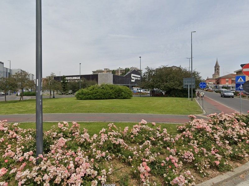 Ufficio in Affitto a Piacenza, 2'250€, 250 m²