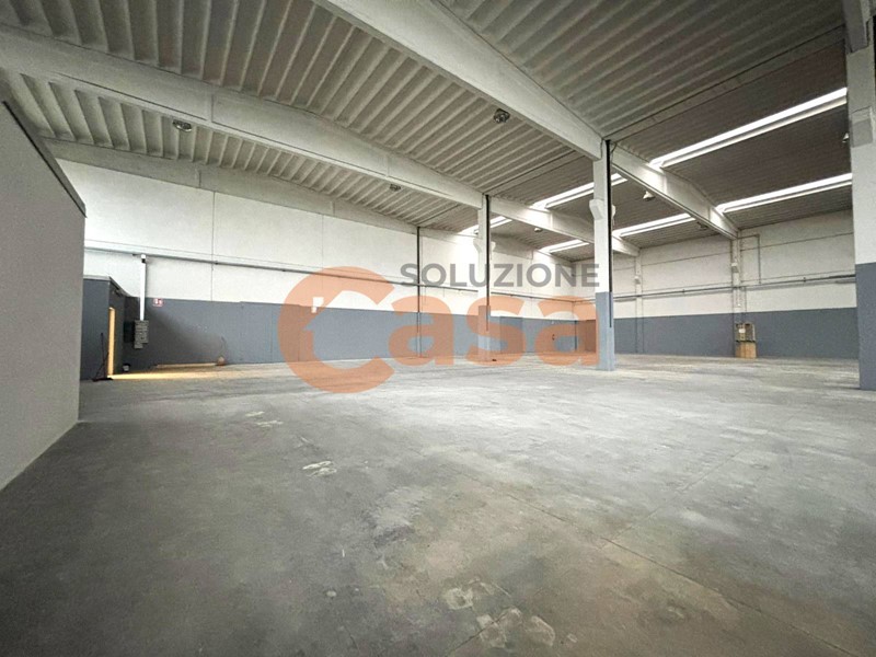 Capannone in Affitto a Piacenza, 3'500€, 850 m²