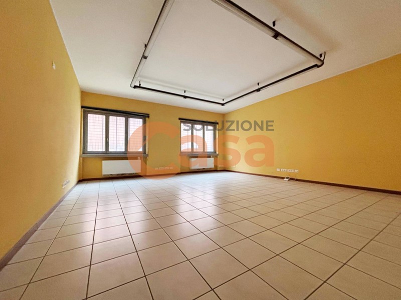 Ufficio in Affitto a Piacenza, 1'300€, 300 m²