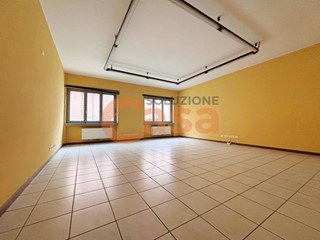 Ufficio in Affitto a Piacenza, 1'300€, 300 m²