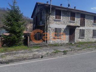 Trilocale in Vendita a Coli, 32'000€, 119 m²