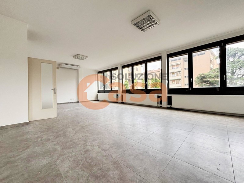 Ufficio in Affitto a Piacenza, 1'500€, 200 m²