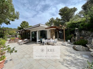 Casa Semi Indipendente in Vendita a Andora, 1'300'000€, 280 m²