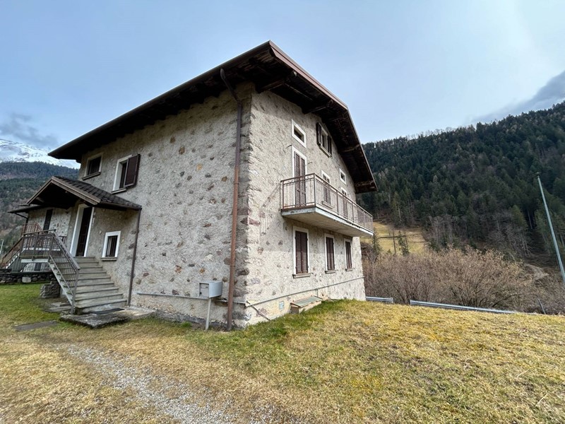Casa Semi Indipendente in Vendita a Gromo, 140'000€, 200 m²