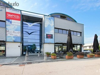 Negozio in Affitto a Treviso, 6'000€, 596 m², con Box