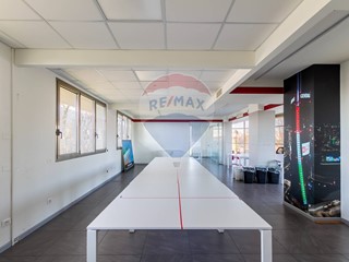 Immobile commerciale in Affitto a Grezzago, 2'000€, 225 m²