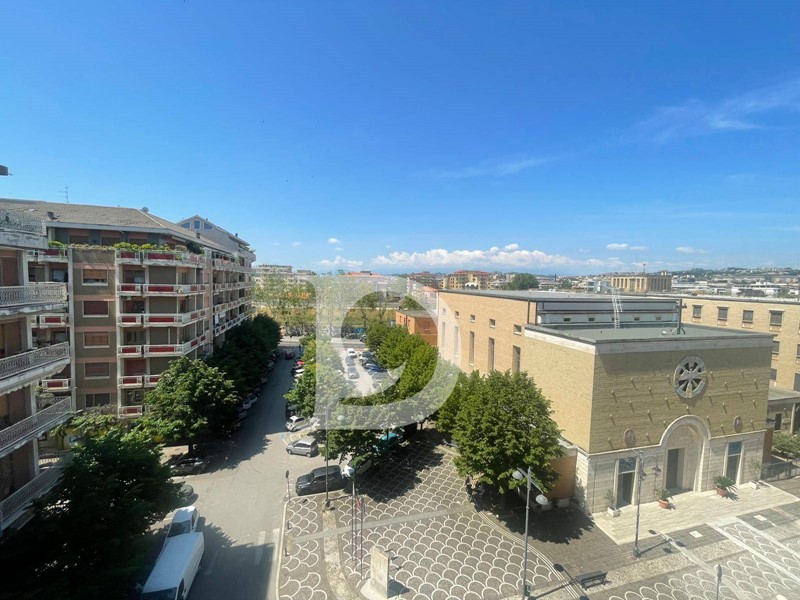 Trilocale in Affitto a Pescara, 850€, 125 m²