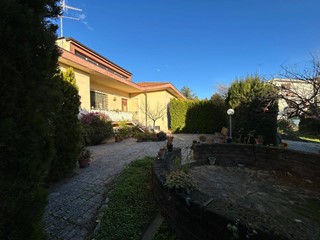 Casa Indipendente in Vendita a Montesilvano, 250'000€, 200 m², con Box