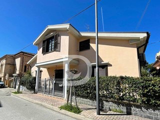 Villa in Vendita a Pescara, 650'000&euro;, 200 m²