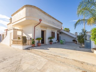 Villa in Vendita a Manduria, 215'000€, 120 m², con Box