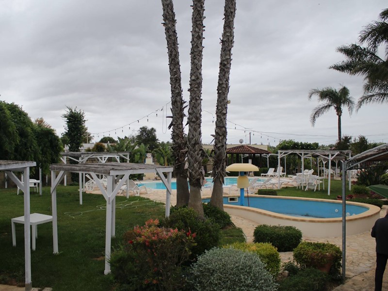 Villa in Vendita a Mesagne, 950'000€, 450 m², con Box