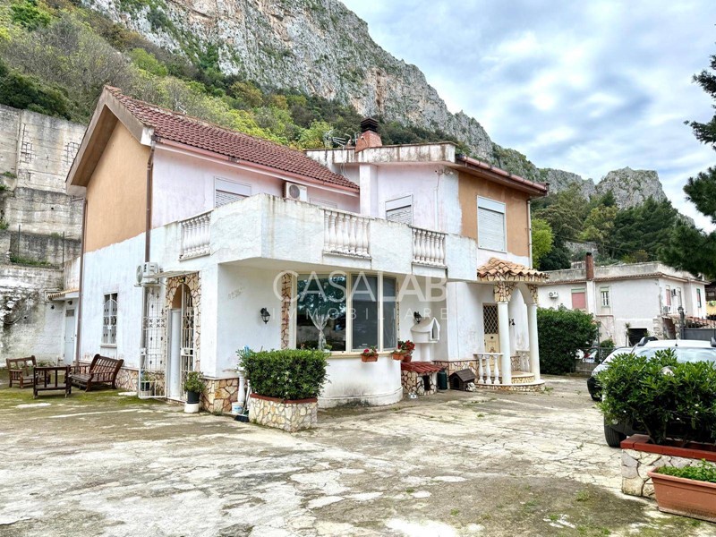 Villa in Vendita a Carini, 149'000€, 211 m²