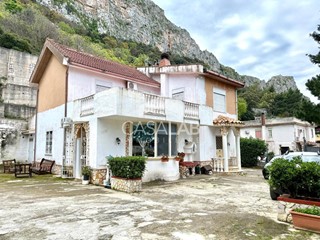 Villa in Vendita a Carini, 149'000€, 211 m²