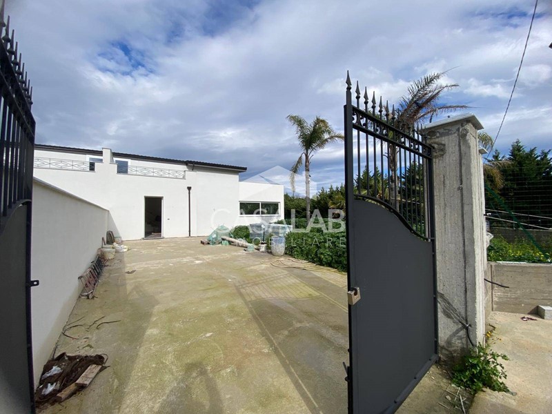 Villa in Vendita a Carini, 280'000€, 120 m²