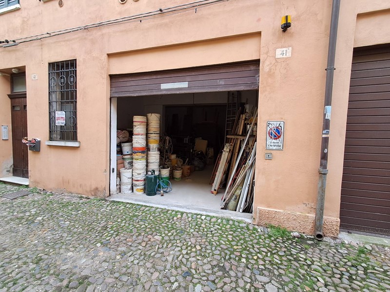 Magazzino in Affitto a Ferrara, 450€, 60 m²