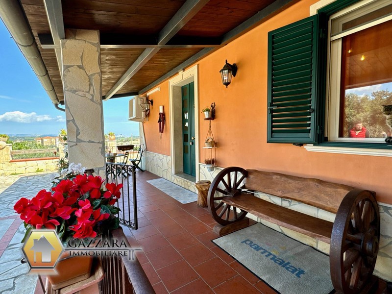 Villa in Vendita a Canicattini Bagni, 330'000€, 115 m²