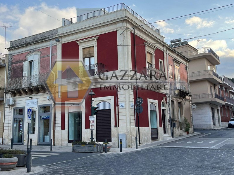 Attività commerciale in Affitto a Canicattini Bagni, 500€, 40 m²