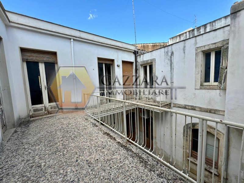 Casa Indipendente in Vendita a Canicattini Bagni, 169'000€, 395 m²