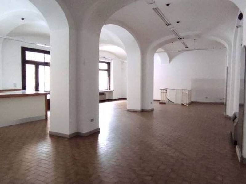 Attività commerciale in Affitto a Cuneo, 1'500€, 300 m²