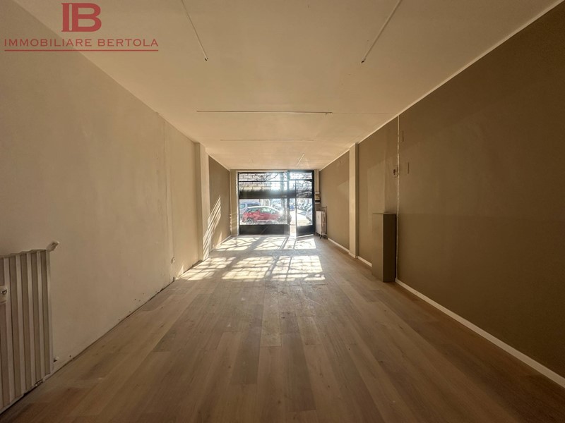 Negozio in Affitto a Cuneo, 500€, 62 m²