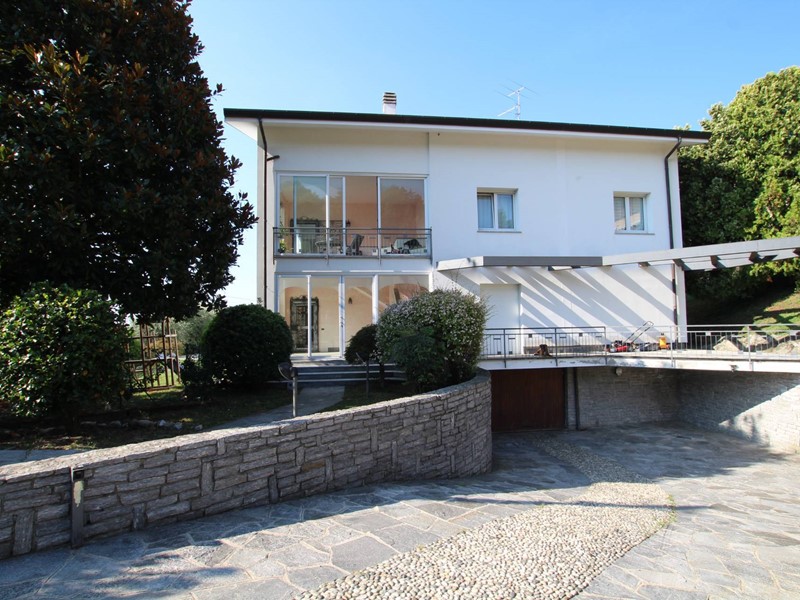 Villa in Vendita a Proserpio, 370'000€, 360 m²