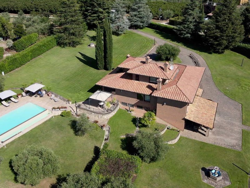 Villa in Vendita a Bassano in Teverina, 1'200'000€, 400 m²