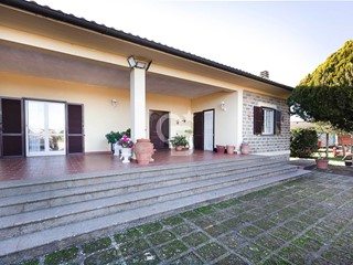 Villa in Vendita a Vetralla, 260'000€, 300 m²