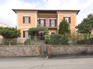 Villa in Vendita a Viterbo, 290'000€, 197 m²