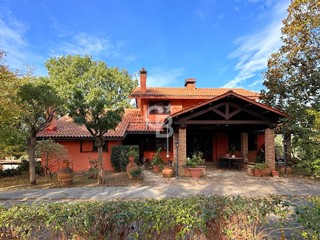 Villa in Vendita a Viterbo, 490'000€, 349 m²