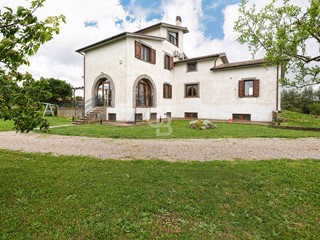 Villa in Vendita a Viterbo, 639'000€, 425 m²