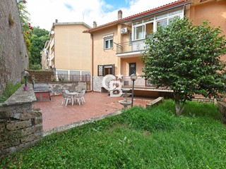 Casa Semi Indipendente in Vendita a Caprarola, 159'000€, 175 m²