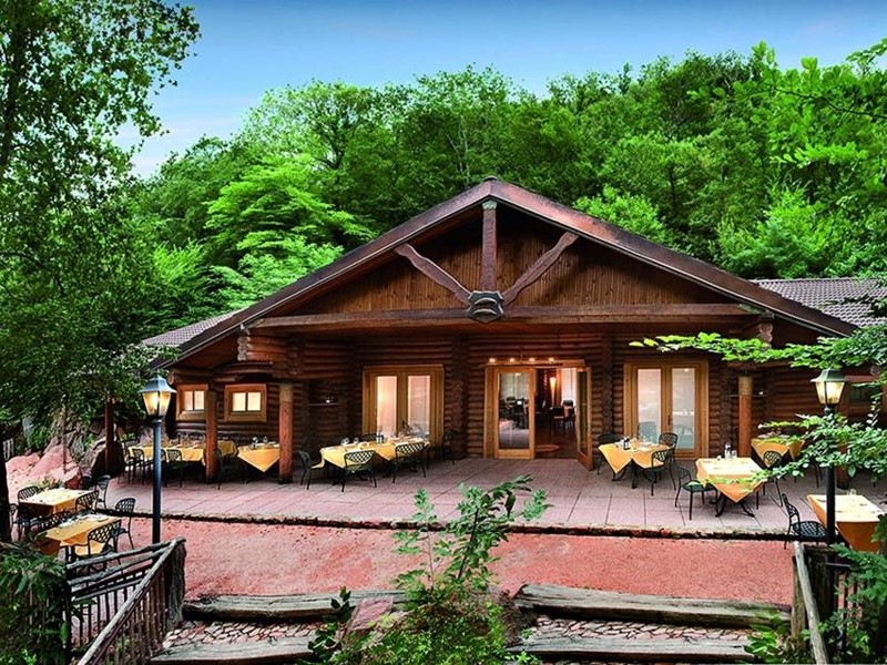 Attività commerciale in Vendita a Valganna, 450 m²