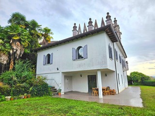 Villa in Vendita a Leggiuno, 750'000€, 340 m²