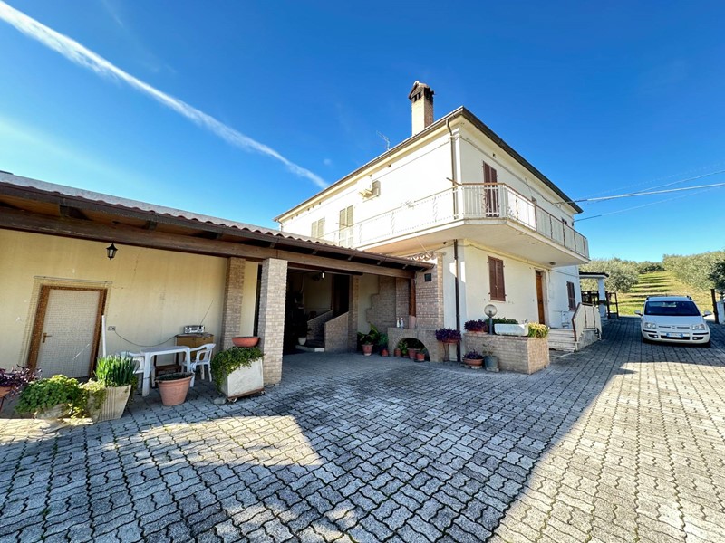 Casa Indipendente in Vendita a Civitella del Tronto, 225'000€, 550 m²