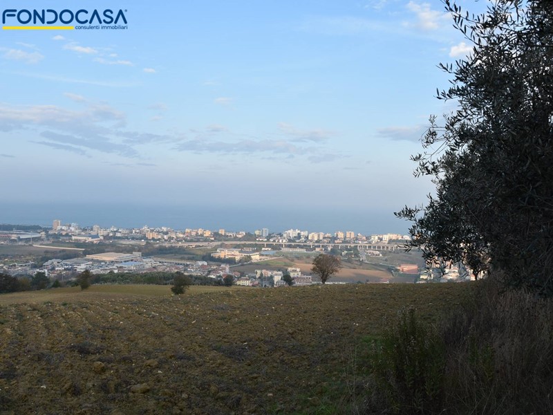 Rustico in Vendita a San Benedetto del Tronto, 200 m², con Box