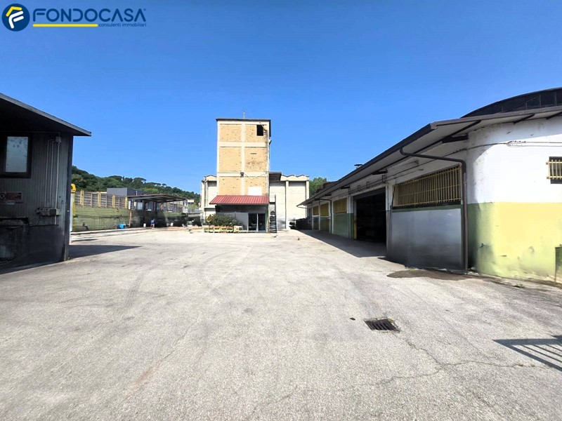 Immobile commerciale in Vendita a Ascoli Piceno, 219'000€, 1500 m²