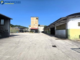 Immobile commerciale in Vendita a Ascoli Piceno, 219'000€, 1500 m²