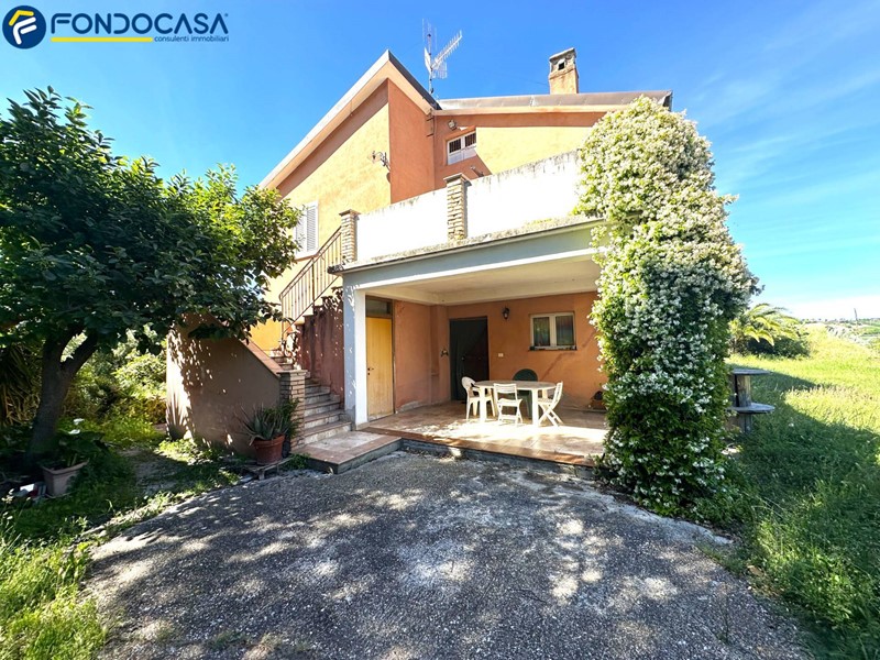 Rustico in Vendita a Monteprandone, 180'000€, 240 m²