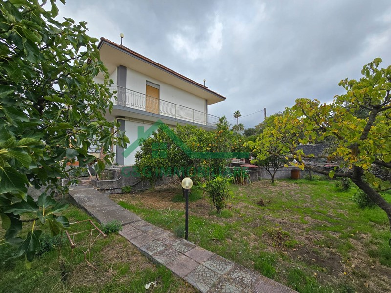 Villa in Vendita a Mascalucia, 290'000€, 190 m²