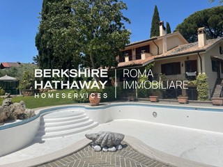 Villa in Vendita a Sacrofano, 1'790'000€, 693 m²