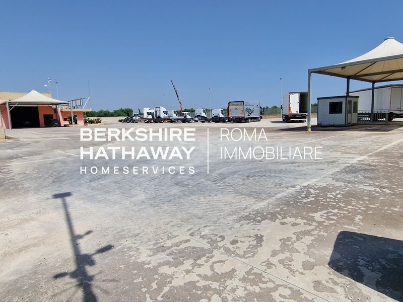 Capannone in Vendita a Modugno, 890'000€, 800 m²