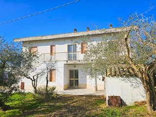 Villa in Vendita a Elice, 145'000€, 285 m²