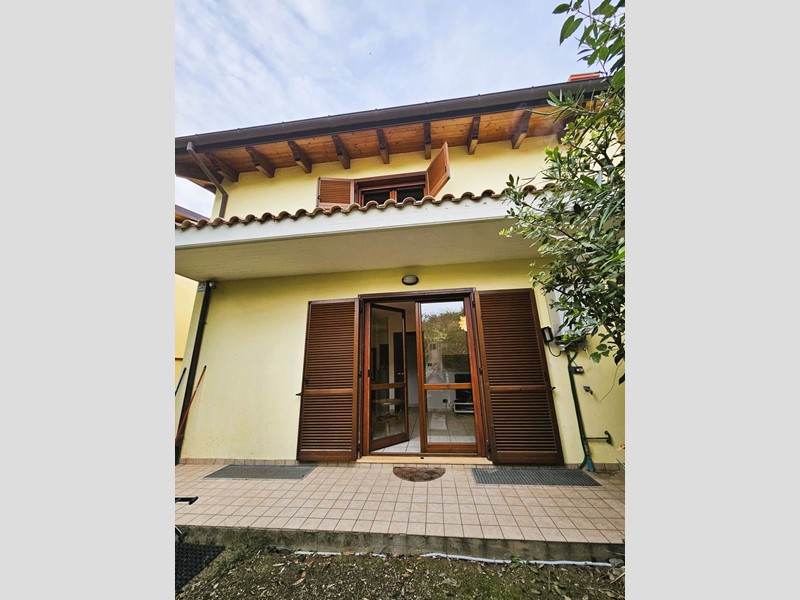Casa Semi Indipendente in Vendita a Montesilvano, 279'000€, 240 m²