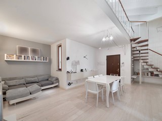 Appartamento in Vendita a Sulbiate, 265'000€, 184 m²