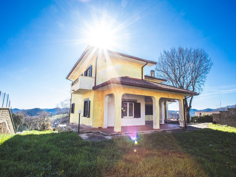 Villa in Vendita a Tolfa, 310'000€, 380 m²