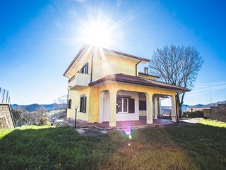 Villa in Vendita a Tolfa, 310'000€, 380 m²