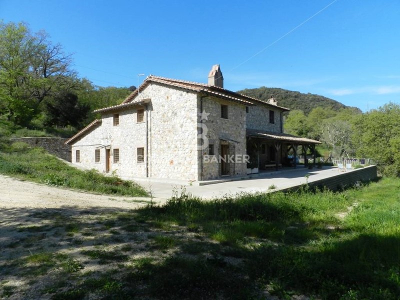 Rustico in Vendita a Tolfa, 590'000€, 550 m²