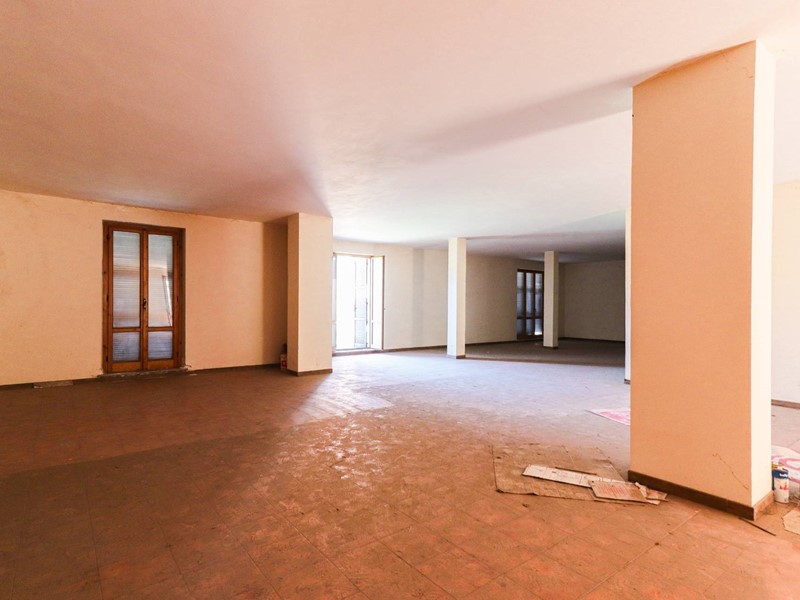 Ufficio in Vendita a Vallerano, 120'000€, 332 m²